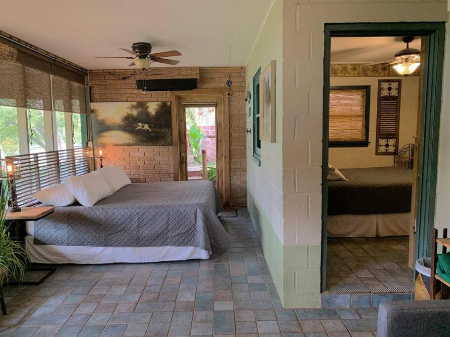 The River Haven - Sleeps 32 - On Guadalupe River Seguin Exteriör bild