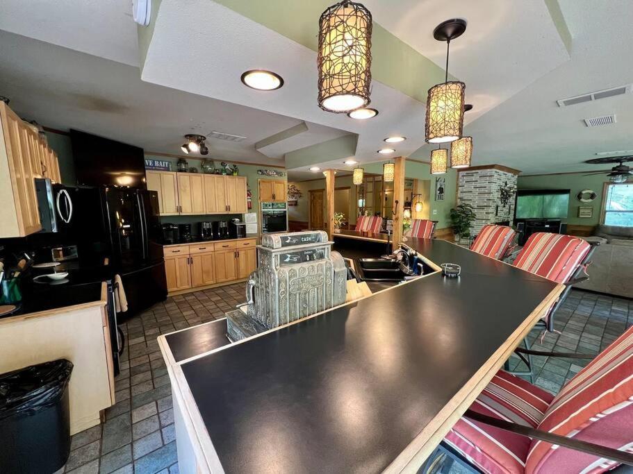 The River Haven - Sleeps 32 - On Guadalupe River Seguin Exteriör bild