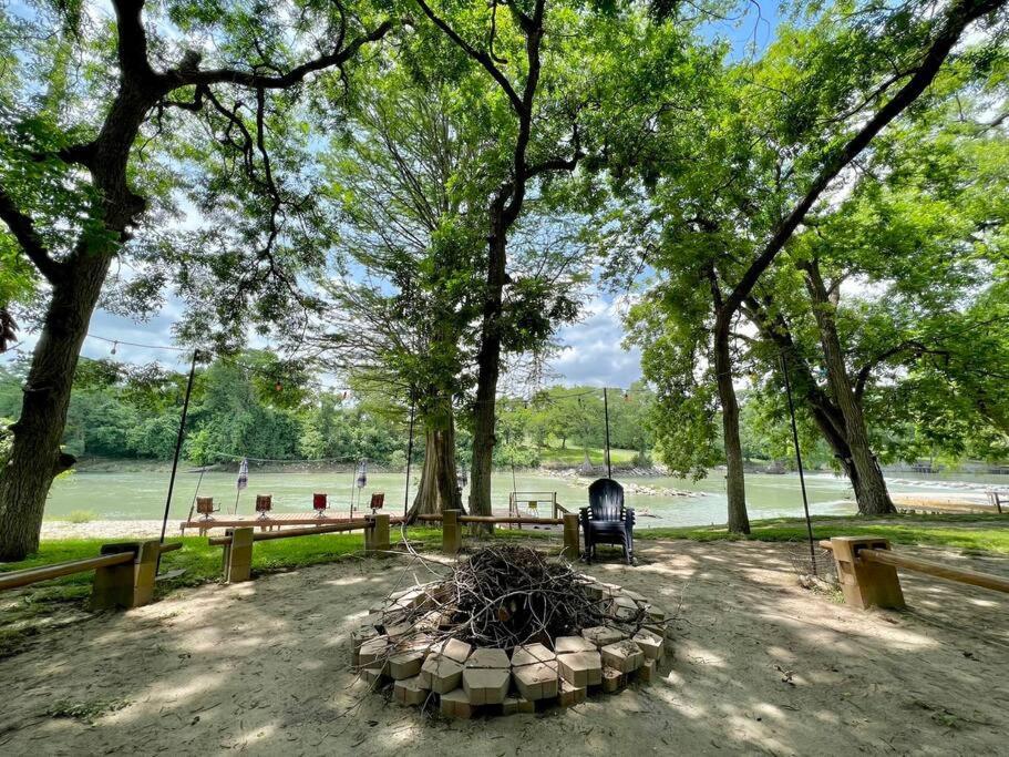 The River Haven - Sleeps 32 - On Guadalupe River Seguin Exteriör bild