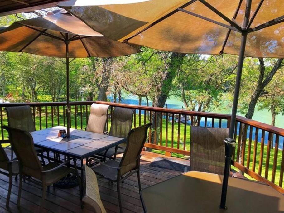 The River Haven - Sleeps 32 - On Guadalupe River Seguin Exteriör bild