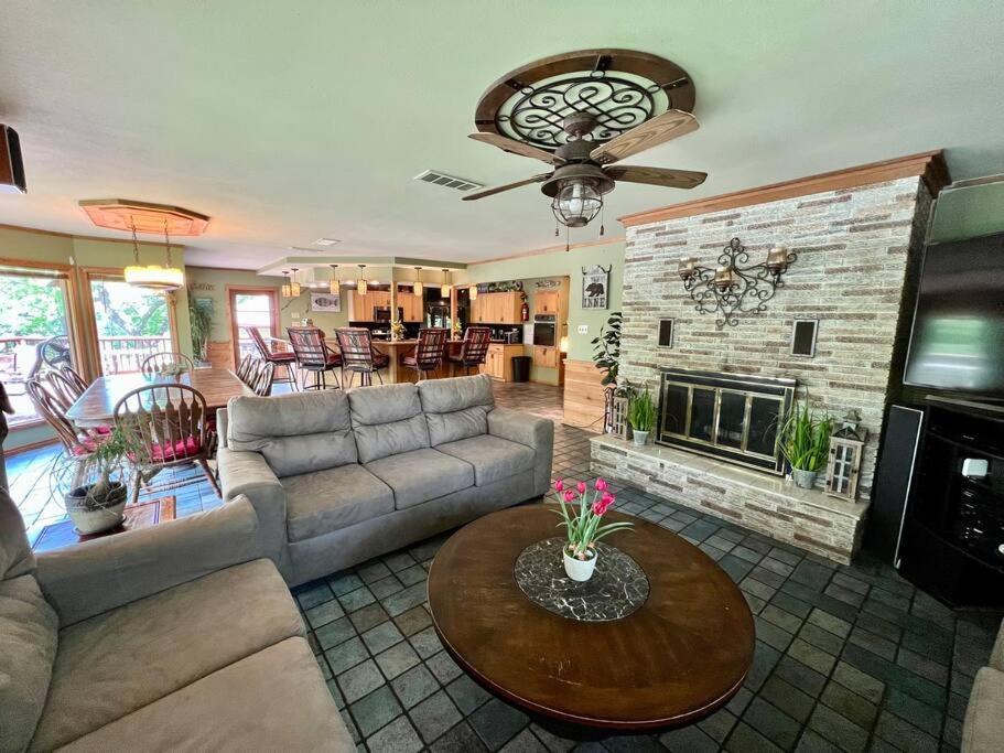 The River Haven - Sleeps 32 - On Guadalupe River Seguin Exteriör bild