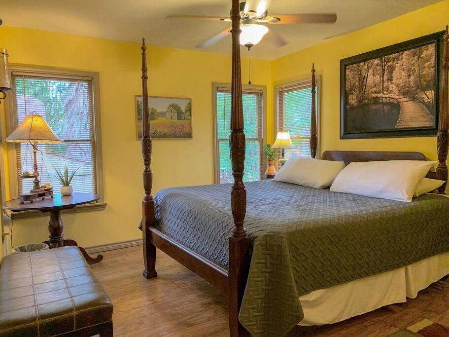 The River Haven - Sleeps 32 - On Guadalupe River Seguin Exteriör bild