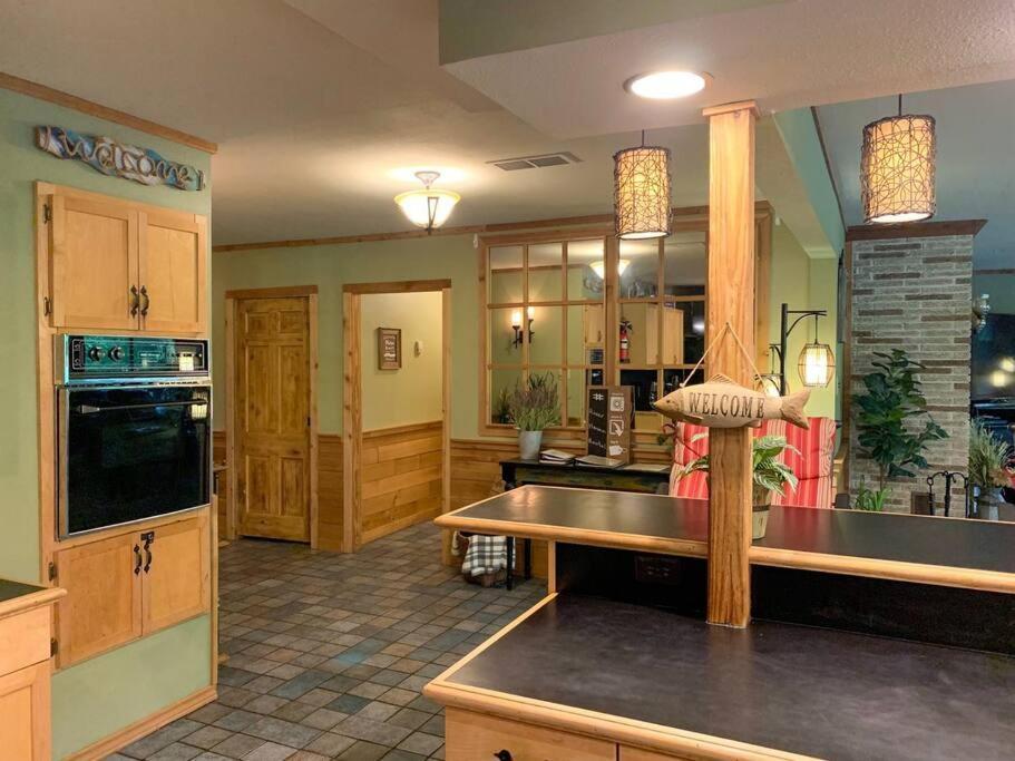 The River Haven - Sleeps 32 - On Guadalupe River Seguin Exteriör bild