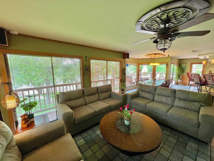 The River Haven - Sleeps 32 - On Guadalupe River Seguin Exteriör bild