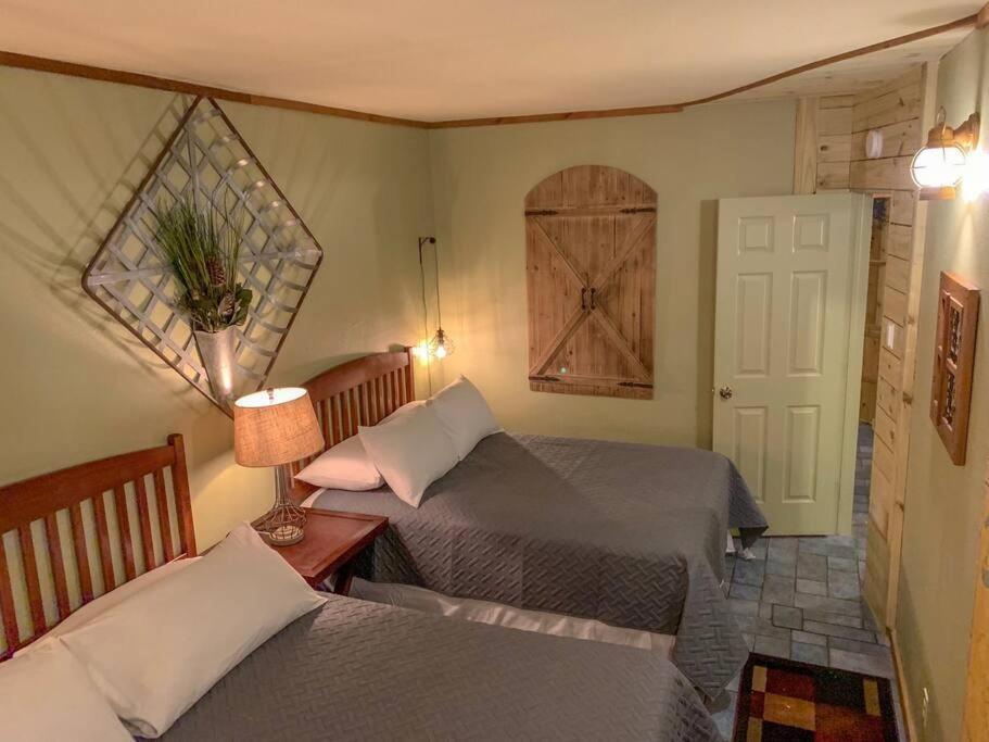 The River Haven - Sleeps 32 - On Guadalupe River Seguin Exteriör bild