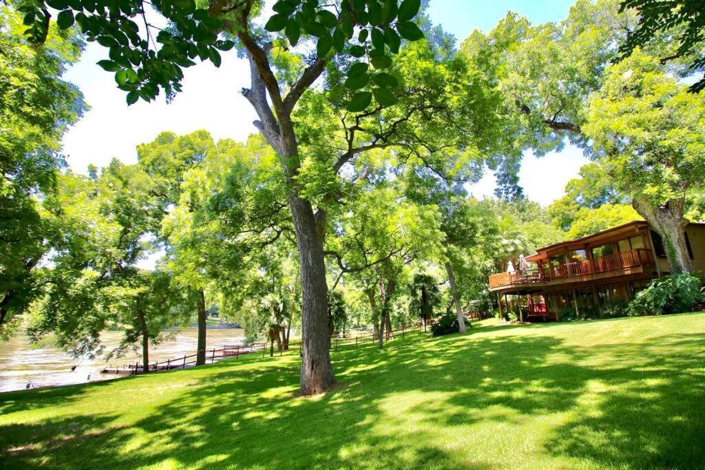 The River Haven - Sleeps 32 - On Guadalupe River Seguin Exteriör bild