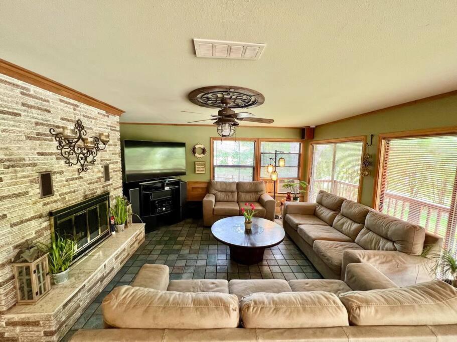 The River Haven - Sleeps 32 - On Guadalupe River Seguin Exteriör bild