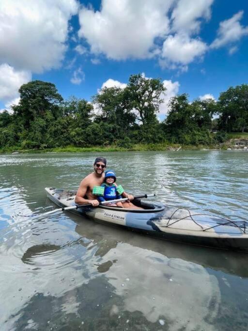 The River Haven - Sleeps 32 - On Guadalupe River Seguin Exteriör bild