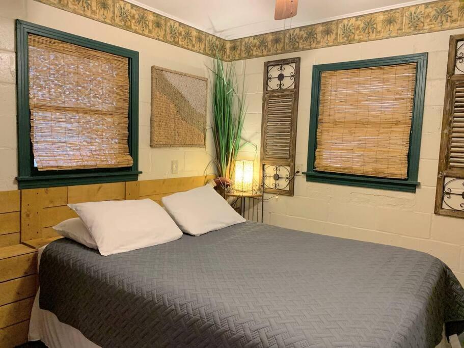 The River Haven - Sleeps 32 - On Guadalupe River Seguin Exteriör bild