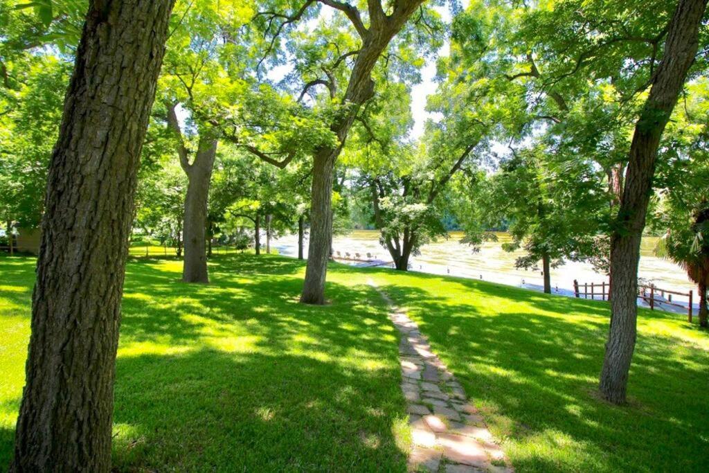 The River Haven - Sleeps 32 - On Guadalupe River Seguin Exteriör bild