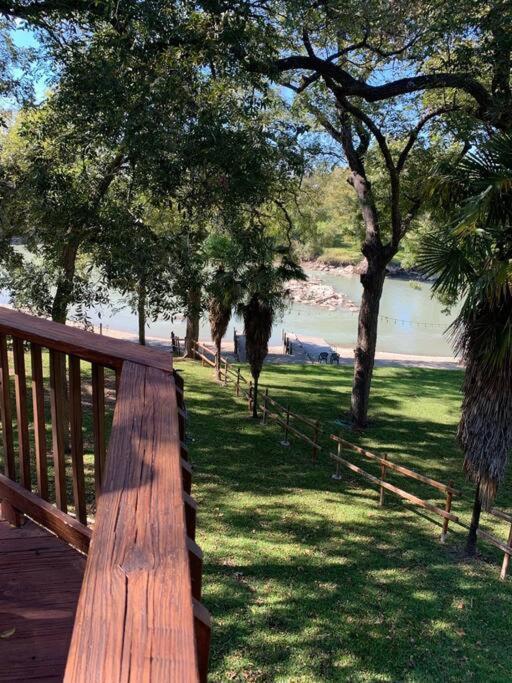 The River Haven - Sleeps 32 - On Guadalupe River Seguin Exteriör bild