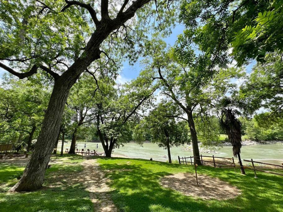 The River Haven - Sleeps 32 - On Guadalupe River Seguin Exteriör bild